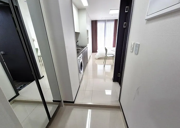 W Hall Apartment *