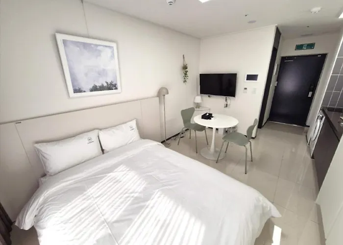 W Hall Apartment *