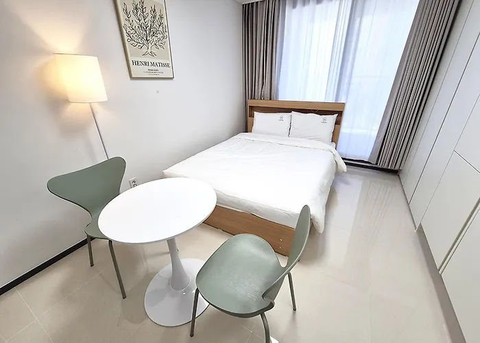 W Hall Apartment *