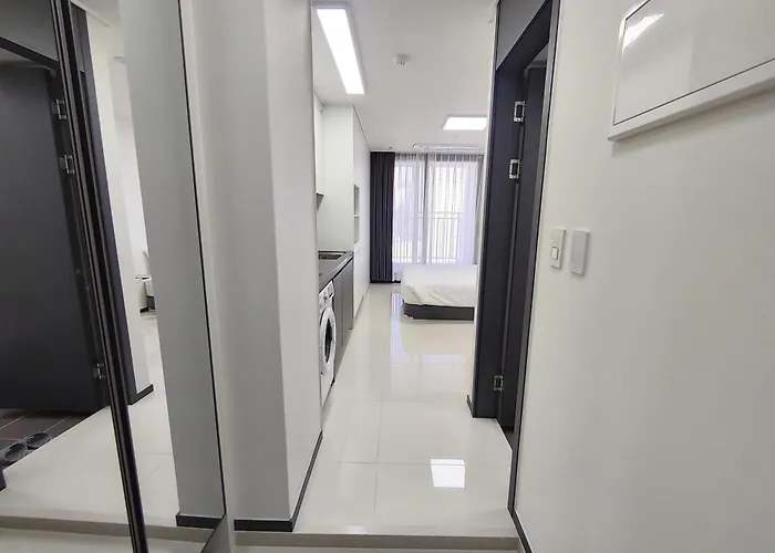 W Hall Apartment *